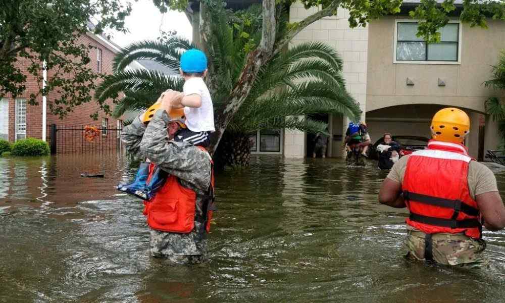Bästa sättet att hjälpa orkanen Harvey Houston översvämma offer