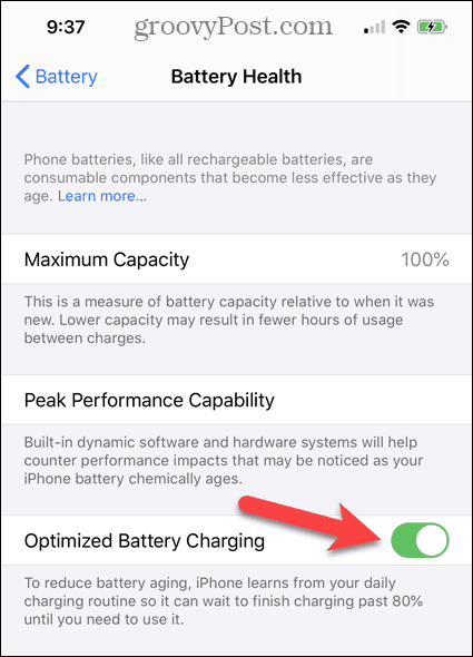Aktivera eller inaktivera optimerad batteriladdning på skärmen för batterihälsan på iPhone