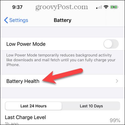 Tryck på Batterihälsa på iPhone-batteriets skärm