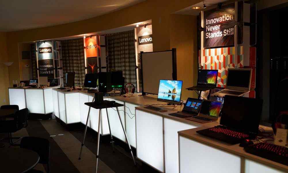 Lenovo tar med OLED-skärmar till skrivbordet med ThinkPad X1-surfplatta och ThinkPad X1 YOGA