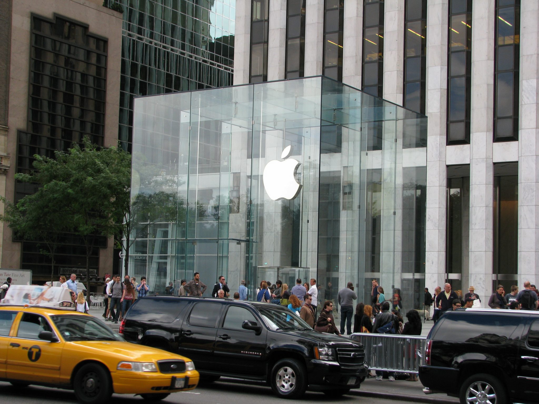 En anställd i Apple Store som anklagas för att ha lurat företaget för nästan 1 miljon dollar i presentkort