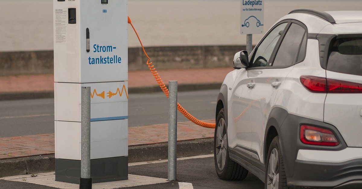 Kostnadsjämförelse på tankstationen: e-bilar tar hälften så dyrt som bensin?