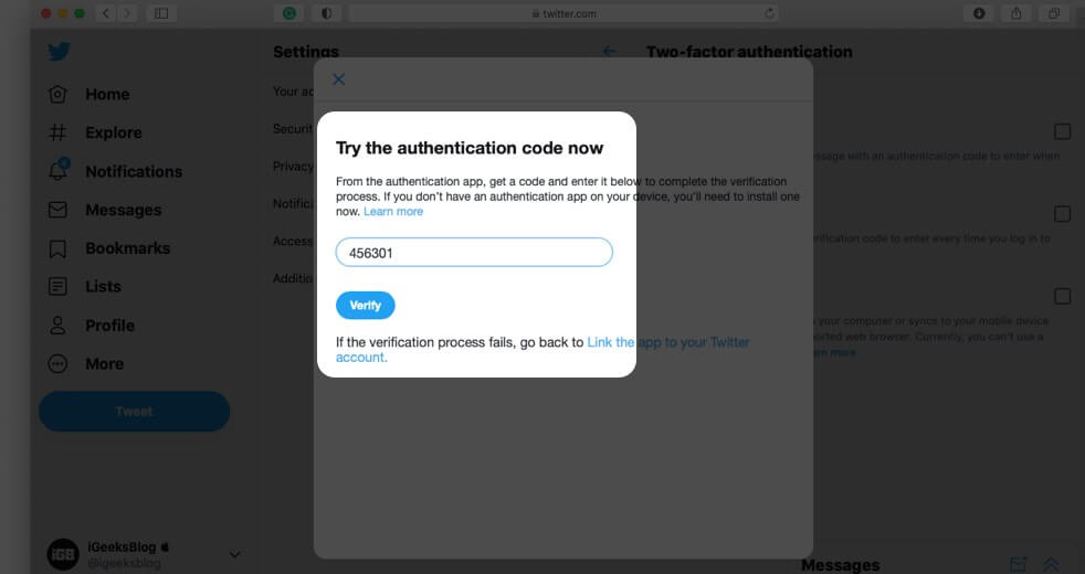 Ange kod och klicka på Verifiera för att aktivera 2FA med autentiseringsappen för Twitter på datorn